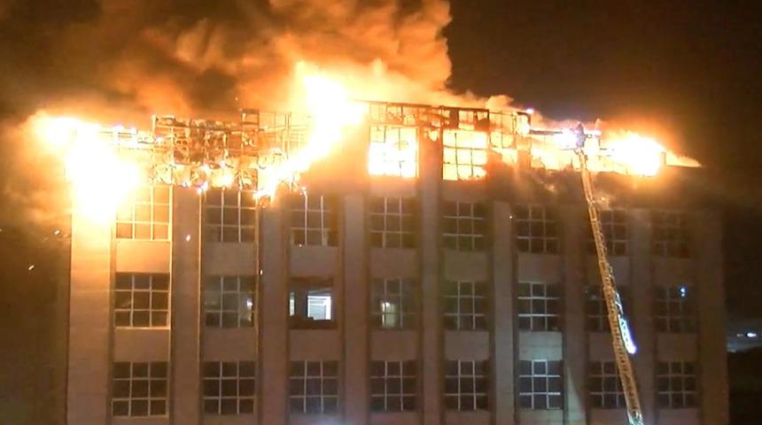 Arnavutk&ouml;y'de 4 katlı tekstil fabrikasının &ccedil;atısı alev alev yandı