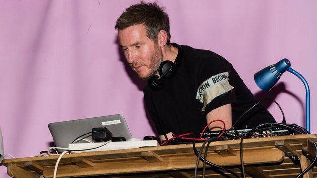 Massive Attack, 2019'da Extinction Rebellion (Yokoluş İsyanı) adlı çevreci gruba destek vererek Londra'daki bir eylemleri sırasında konser düzenlemişti.