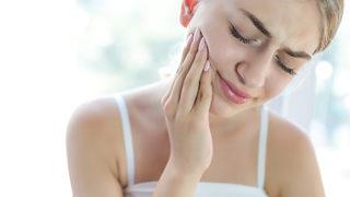 Çene ekleminde (TME) geçmeyen ağrı neden olur, nasıl tedavi edilir? 