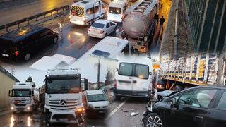 Kocaeli'nde feci kaza! 17 araç birbirine girdi