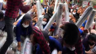 İstanbul'da ucuz halı izdihamı! Fiyatı duyan koştu