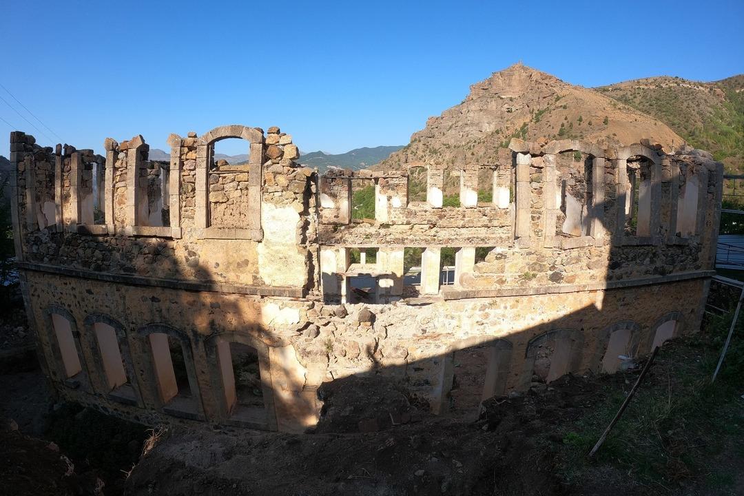 142 yıllık Sarı Mektep&rsquo;te restorasyon &ccedil;alışmaları devam ediyor