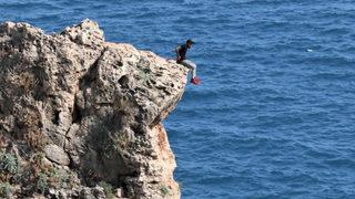 Antalya'da tehlikeli anlar! Metrelerce yüksekteki telefon görüşmesi korkuttu