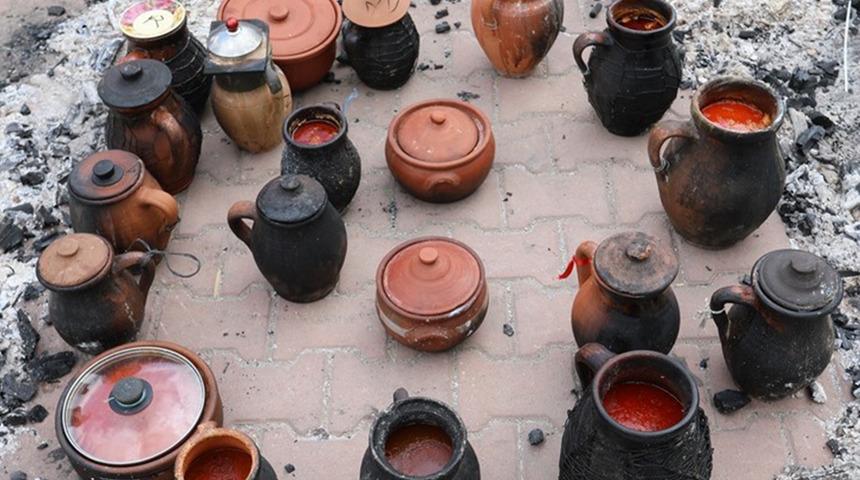 Cerrah fasulyeyi yiyen tadına doyamadı! Özel pişirme tekniği ile testide hazırlandı