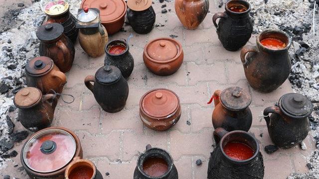 Cerrah fasulyeyi yiyen tadına doyamadı! Özel pişirme tekniği ile testide hazırlandı