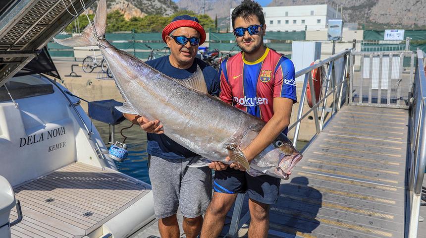 Yer: Antalya! İnsan boyundaki balığı g&ouml;r&uuml;nce sevin&ccedil; &ccedil;ığlıkları attı