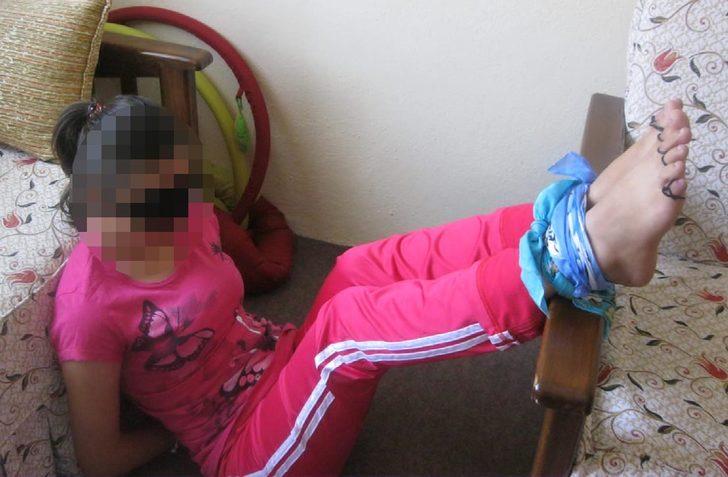 İnanılmaz görüntüler! Evine çağırdığı kadınların ellerini ve ayaklarını bağlayıp falakaya yatırmış G1