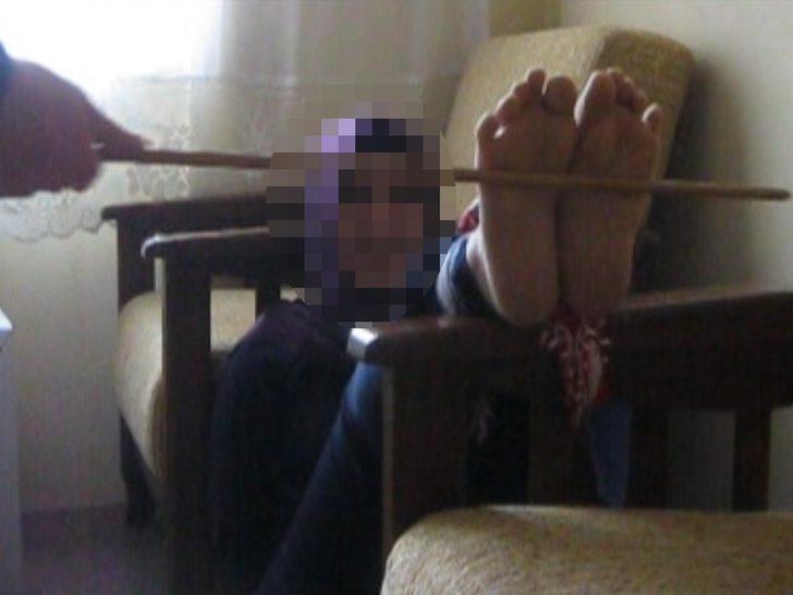 İnanılmaz görüntüler! Evine çağırdığı kadınların ellerini ve ayaklarını bağlayıp falakaya yatırmış G2