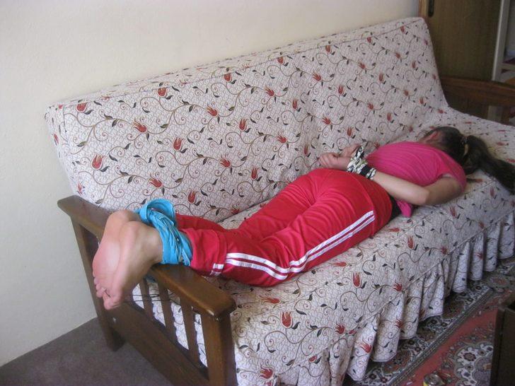 İnanılmaz görüntüler! Evine çağırdığı kadınların ellerini ve ayaklarını bağlayıp falakaya yatırmış G3