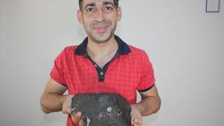 Aldığı kömür torbasından gök taşı çıktı: Televizyona yaklaştırdık renk değiştirdi