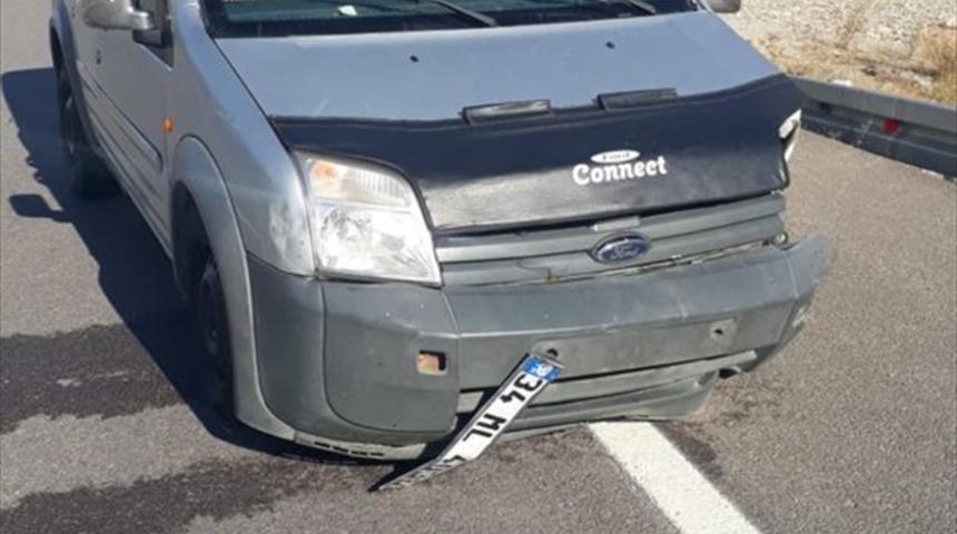 Sivas'ta hafif ticari araç bariyere çarptı: 9 yaralı