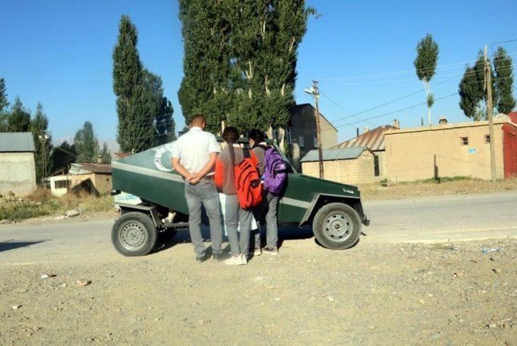 Bu kez kızını okula götürebilmek için hurda parçalardan araç yaptı! G4