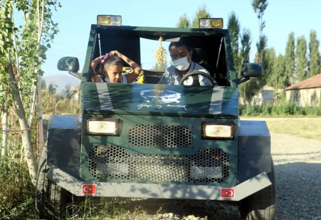 Bu kez kızını okula g&ouml;t&uuml;rebilmek i&ccedil;in hurda par&ccedil;alardan ara&ccedil; yaptı!