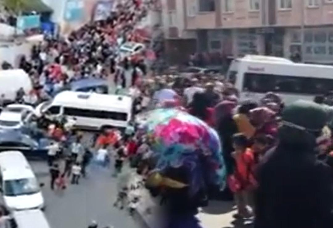 İstanbul'da freni patlayan servis &ouml;ğrenci ve velilere &ccedil;arptı! 4 yaralı