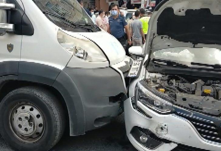 İstanbul'da freni patlayan servis öğrenci ve velilere çarptı! 4 yaralı G2