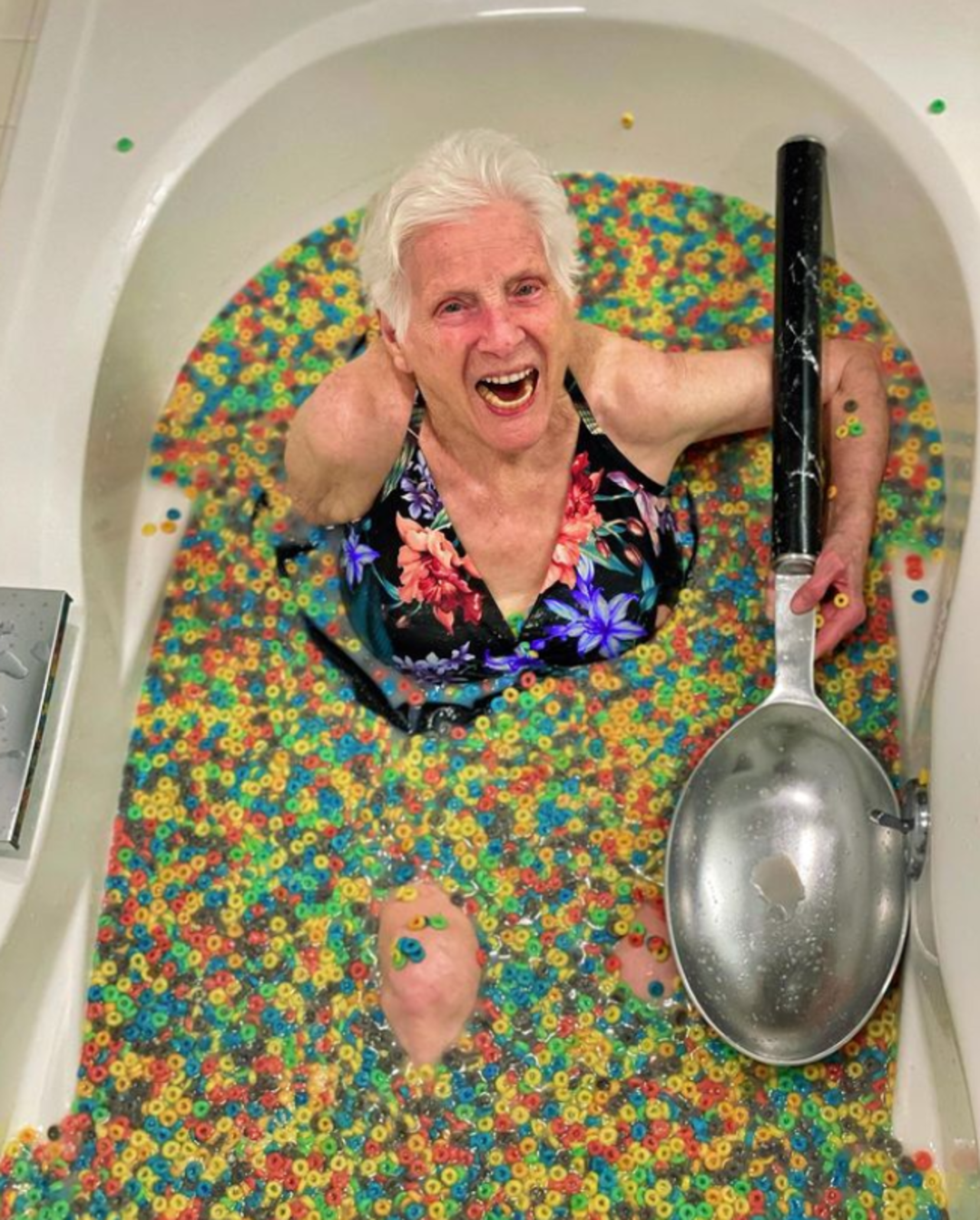 Sosyal medya bu b&uuml;y&uuml;kanneyi konuşuyor! 95 yaşındaki Pauline Kana paylaşımlarıyla dikkatleri &ccedil;ekiyor