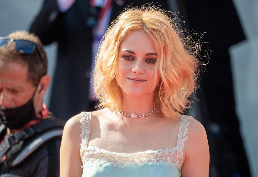 Venedik Film Festivali'ne katılan Kristen Stewart'ın kıyafeti tartışma yarattı