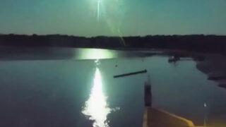 Gökyüzünde bir anda ortaya çıkan parıltı adeta geceyi gündüze çevirdi! Anbean görüntülendi