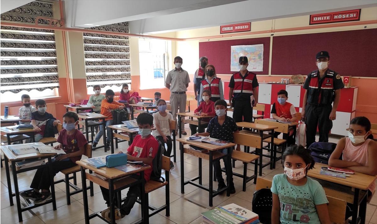Kayseri'de jandarma ekipleri kırsalda eğitim g&ouml;ren &ccedil;ocukların okul heyecanına ortak oldu