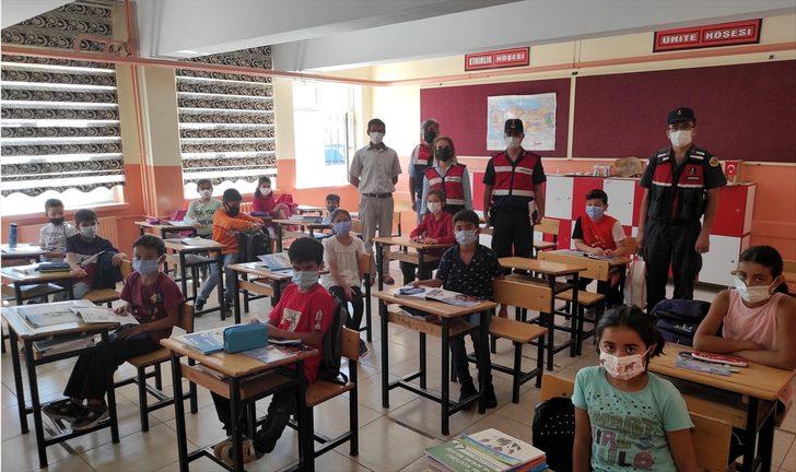 Kayseri'de jandarma ekipleri kırsalda eğitim gören çocukların okul heyecanına ortak oldu G1