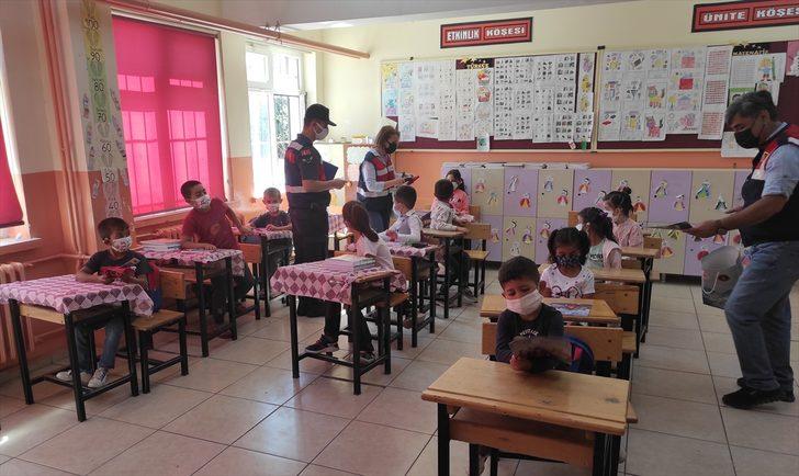 Kayseri'de jandarma ekipleri kırsalda eğitim gören çocukların okul heyecanına ortak oldu G3