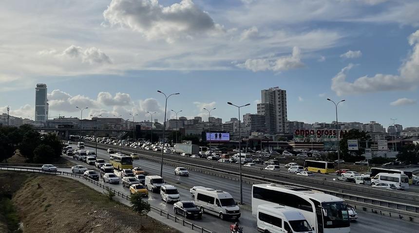 İstanbul'da yüz yüze eğitimin ilk günü trafik yoğunluğu oluştu