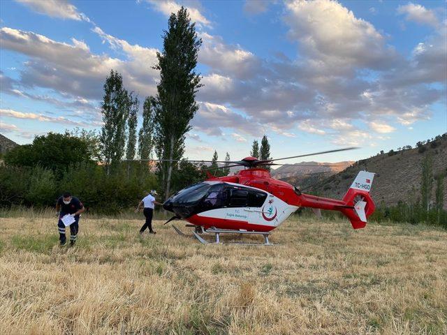 Malatya'da ambulans helikopter ağaçtan düşen kişi için havalandı