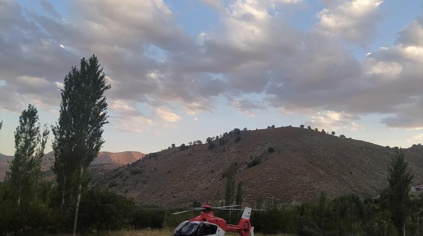 Malatya'da ambulans helikopter ağaçtan düşen kişi için havalandı