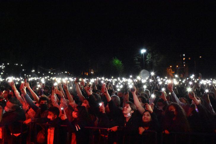 Bilecik'in düşman işgalinden kurtuluşunun 99'uncu yıl dönümü etkinliklerinde Buray konser verdi G4