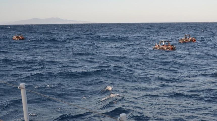 Foça açıklarında 74 kaçak göçmen kurtarıldı