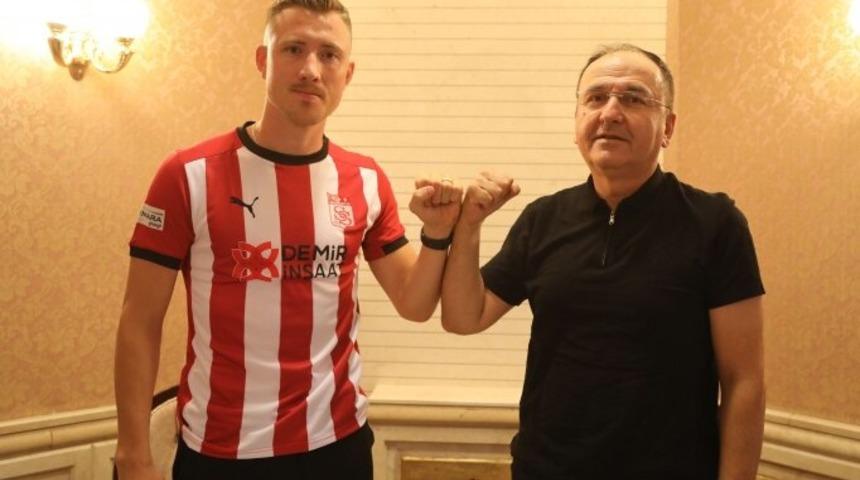 Sivasspor'dan orta sahaya takviye