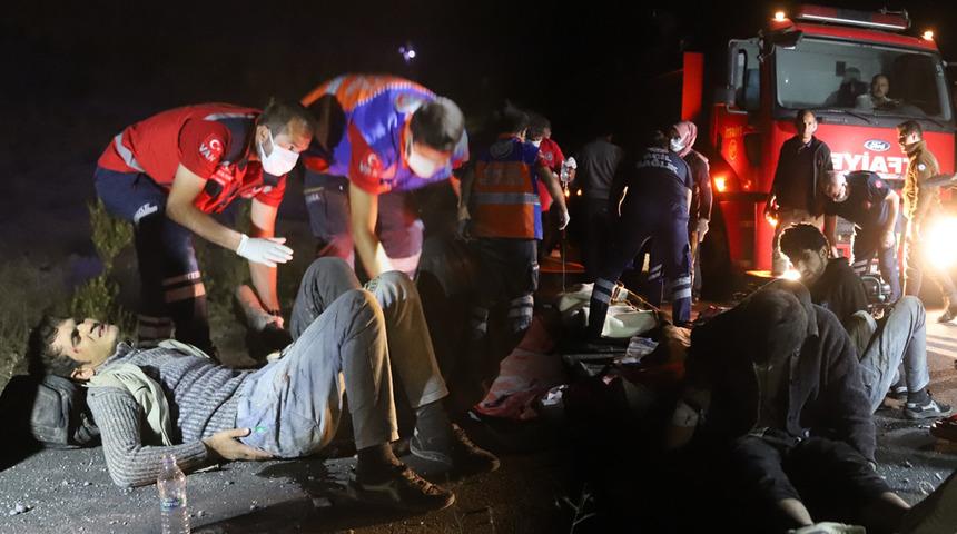 Can pazarı! Van'da kaçak göçmenleri taşıyan minibüs şarampole devrildi