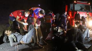 Can pazarı! Van'da kaçak göçmenleri taşıyan minibüs şarampole devrildi