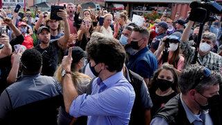 Kanada Başbakanı Trudeau’ya şok! Seçim kampanyası için gittiği kentte taşlandı