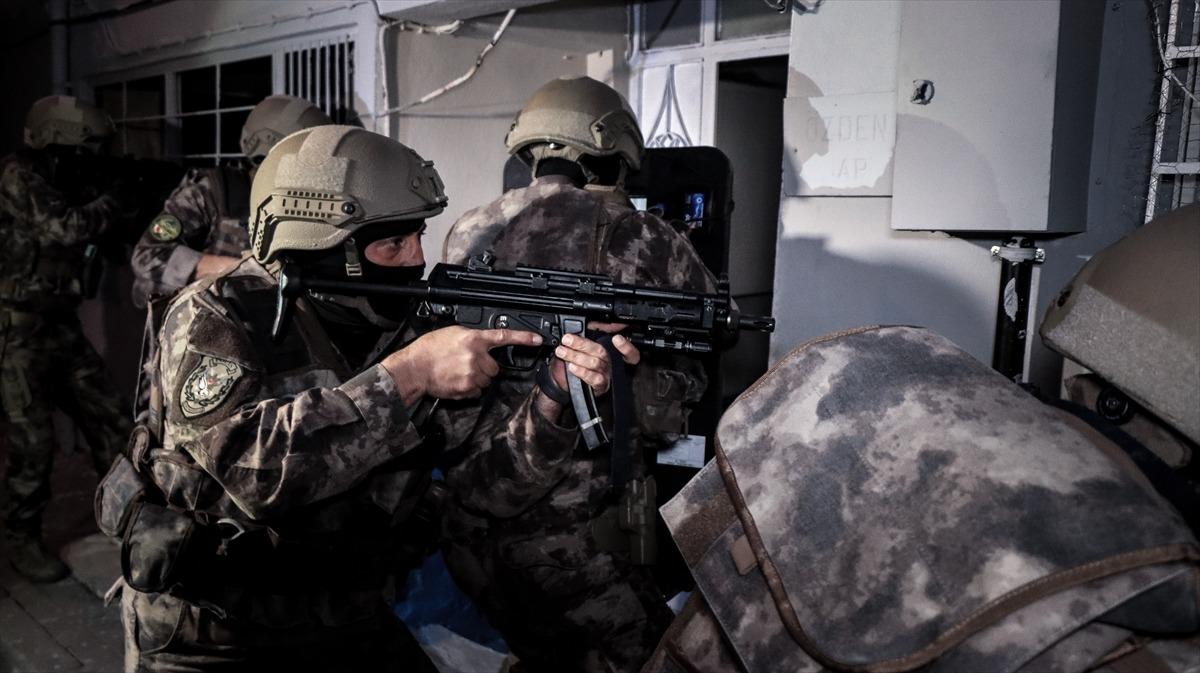 Bursa'da 850 polisin katılımıyla uyuşturucu satıcılarına "şafak" operasyonu