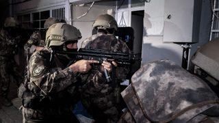 Bursa'da 850 polisin katılımıyla uyuşturucu satıcılarına şafak operasyonu