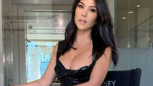 Yaşananlar umurunda değil! Kourtney Kardashian kırmızı mayosuyla kalça şov yaptı