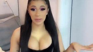 Cardi B ikinci kez anne oldu! İşte doğum sonrası pozu