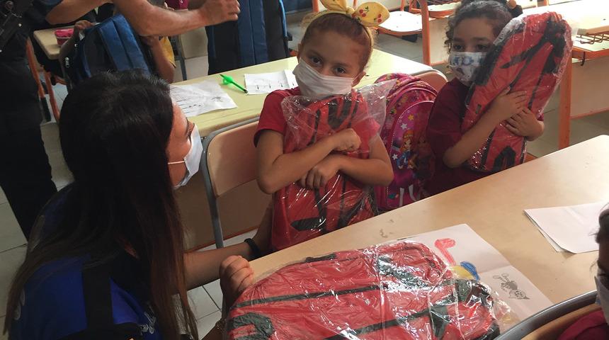 Polisin verdiği çantaya sarılıp hiç bırakmadı!