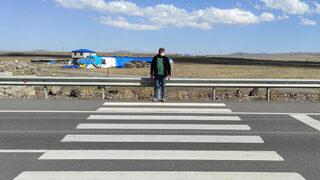 Kars'ta şaşkına çeviren görüntü! Yaya geçidi çizildi ama bariyerlerden geçit yok