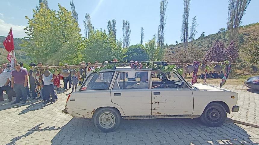 Böyle düğün konvoyu görülmedi! 300 yıllık çanlar şaşkına çevirdi