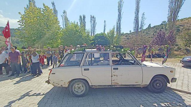 Böyle düğün konvoyu görülmedi! 300 yıllık çanlar şaşkına çevirdi