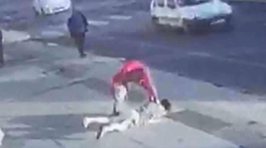 Kan donduran olay! Eski eşini bıçakladı, yerlerde sürükledi, darp etti