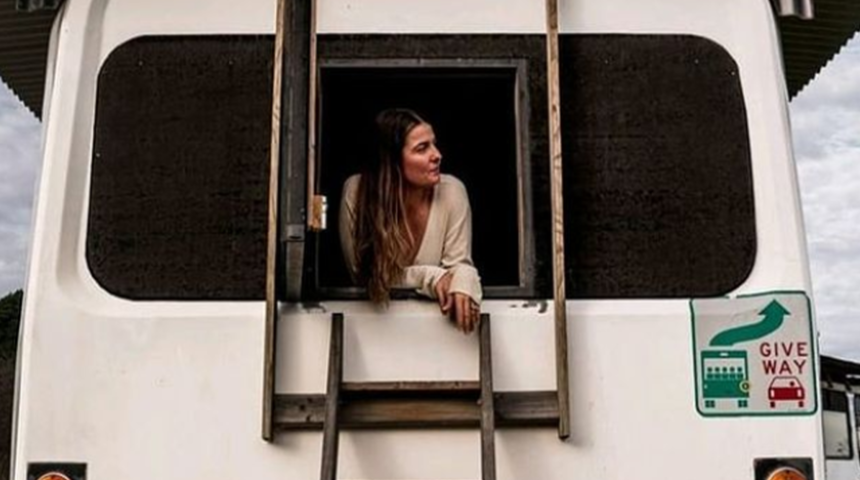 Kira ödemekten sıkılan çift, eski bir otobüsü eve dönüştürdü! Sosyal medyada paylaşımları gündem yarattı