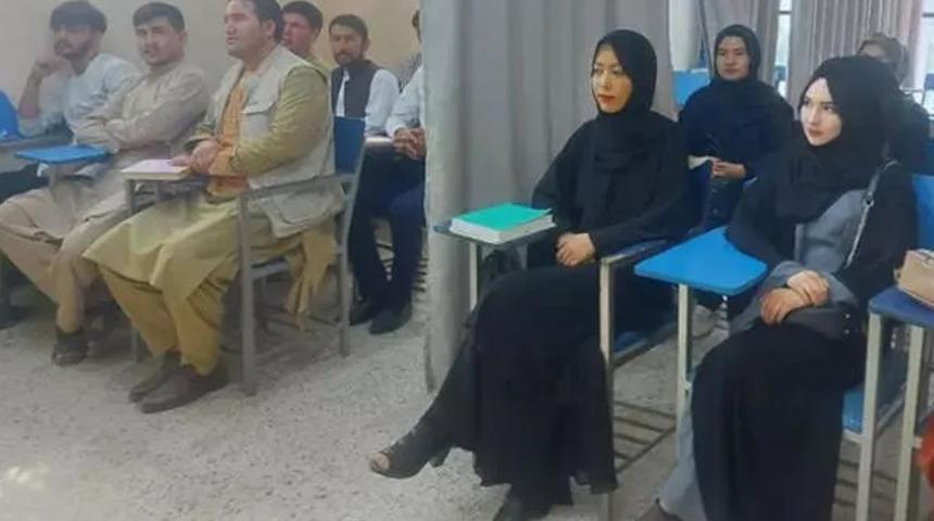 Sosyal medya bu görüntüyü konuşuyor! Afganistan'da kadın ve erkekler perde ile ayrıldı