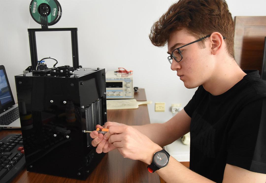 17 yaşındaki lise &ouml;ğrencisi PCR cihazı &uuml;retti! "İşlemi yarım saat daha erken bitirdi"