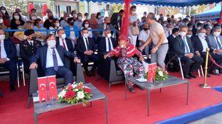 Büyükşehir Belediye Başkanı’nın koltuğuna oturdu! Yaşlı kadını güçlükle ikna ettiler