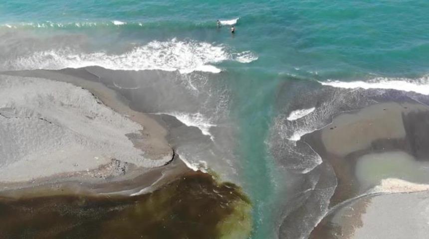 Hatay'da endişelendiren sızıntı: Sahile vuran zift her yeri kapladı