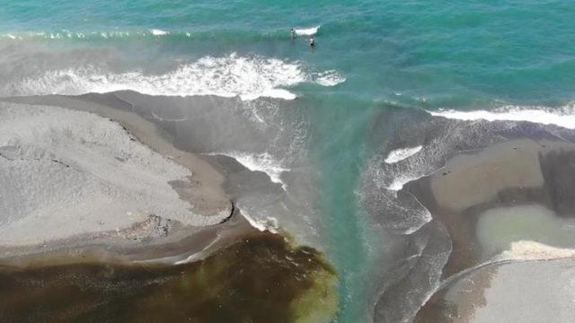 Hatay'da endişelendiren sızıntı: Sahile vuran zift her yeri kapladı