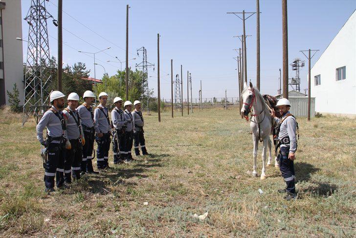 Doğu'daki elektrik arıza ekipleri yükseklik korkusunu 12 metrelik direklerde voleybol oynayarak yeniyor G1